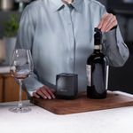 04.--Tapon-para-vino-sellado-al-vaciox3-Electrolux-Ambientada-1--2000px.jpg