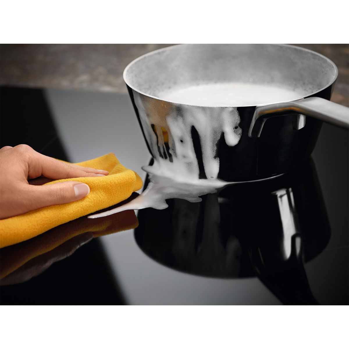 14.--Encimera-a-Induccion-Electrolux-IE2TP--Cleaning--2000px