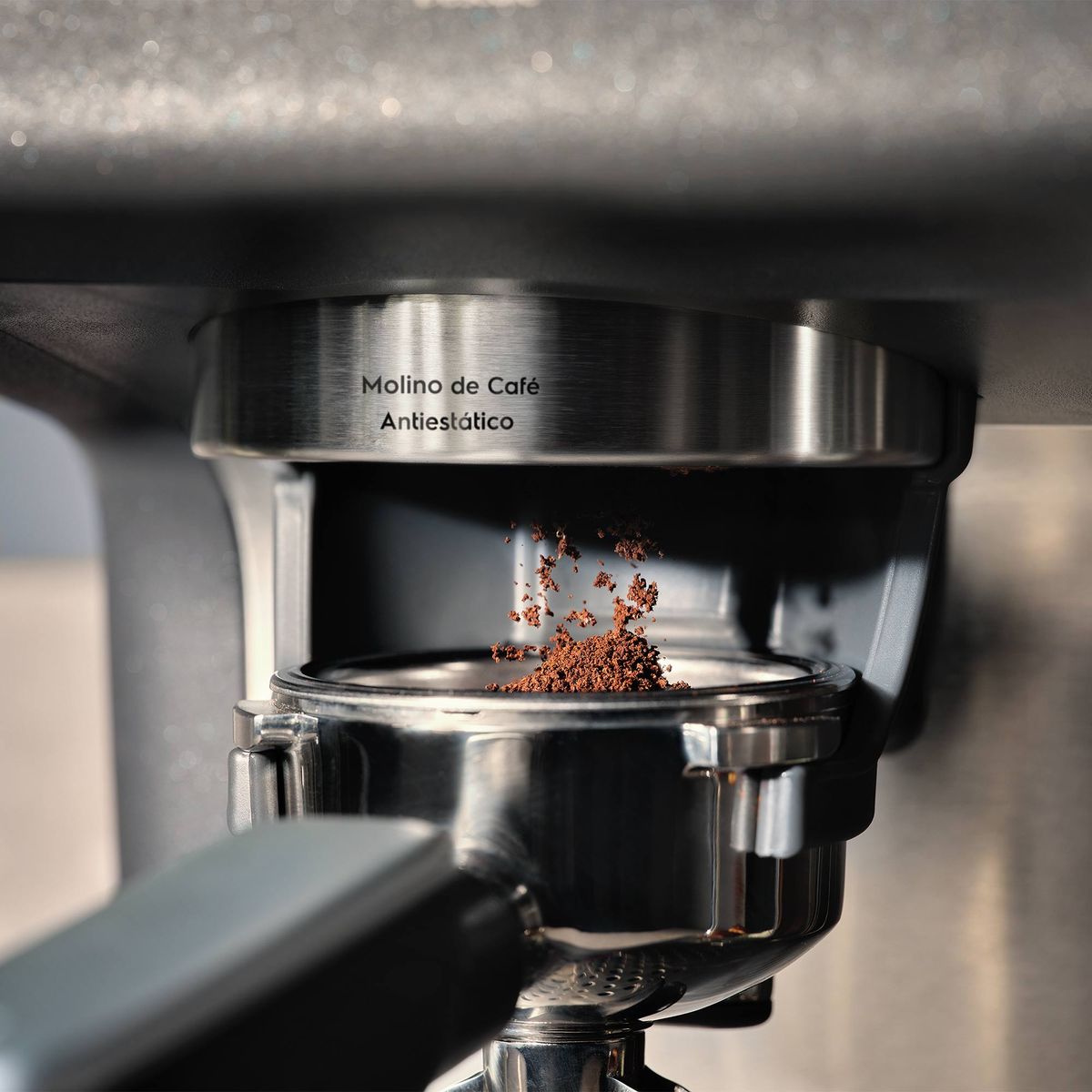 12.--Cafetera-Electrolux-Ambientada-4-ECM90-2000px