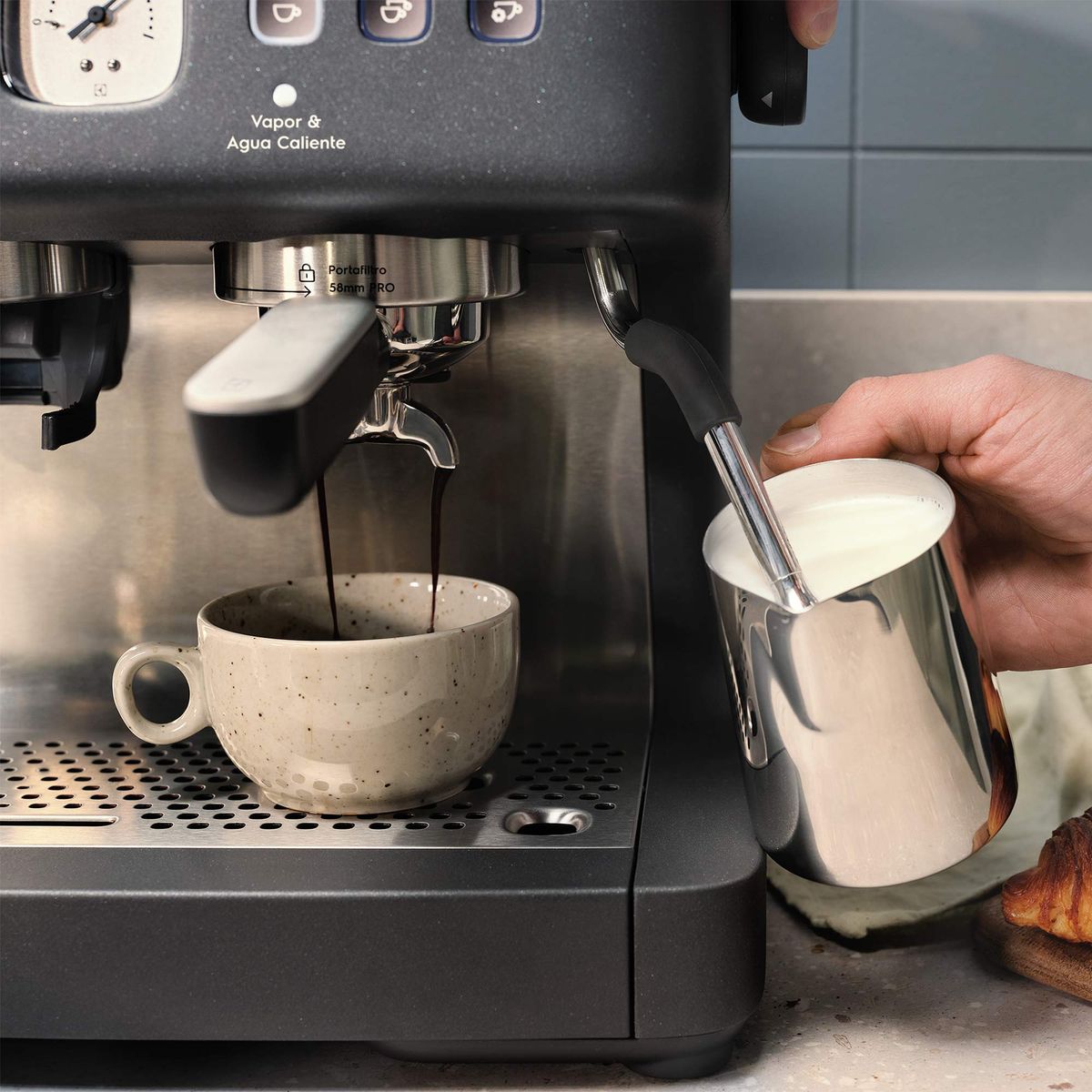 10.--Cafetera-Electrolux-Ambientada-2-ECM90-2000px